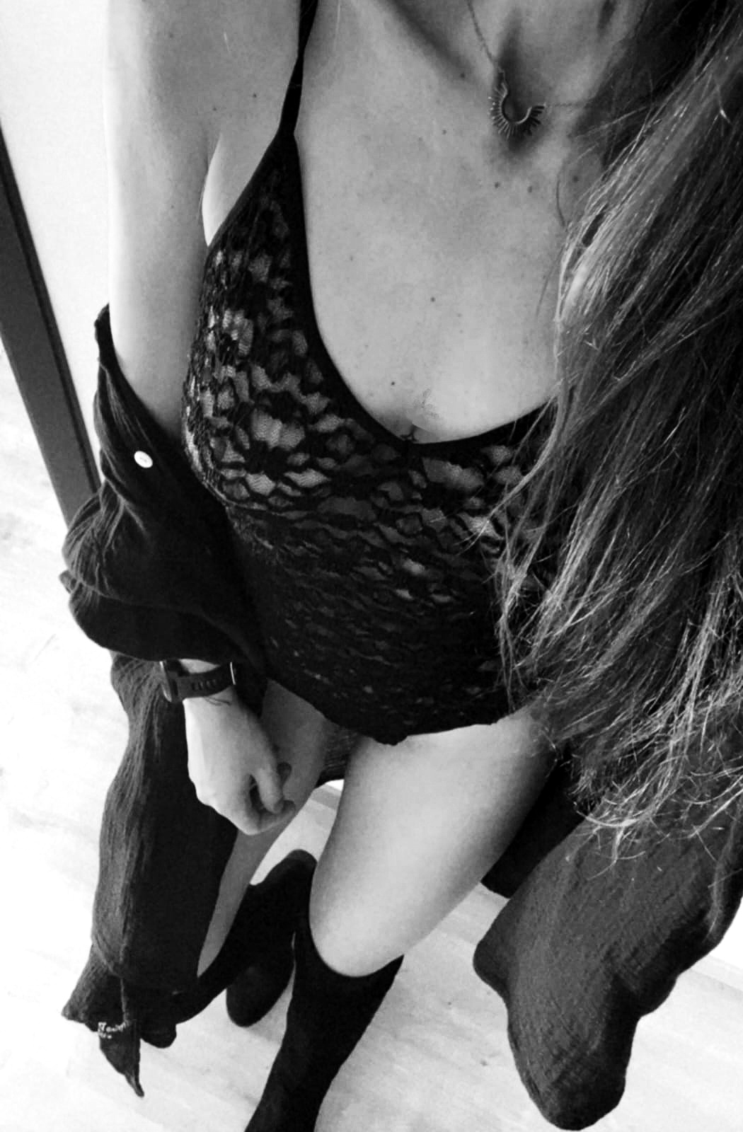 Zoé en tenue de dentelle noire chez Passage 59 à Mettet