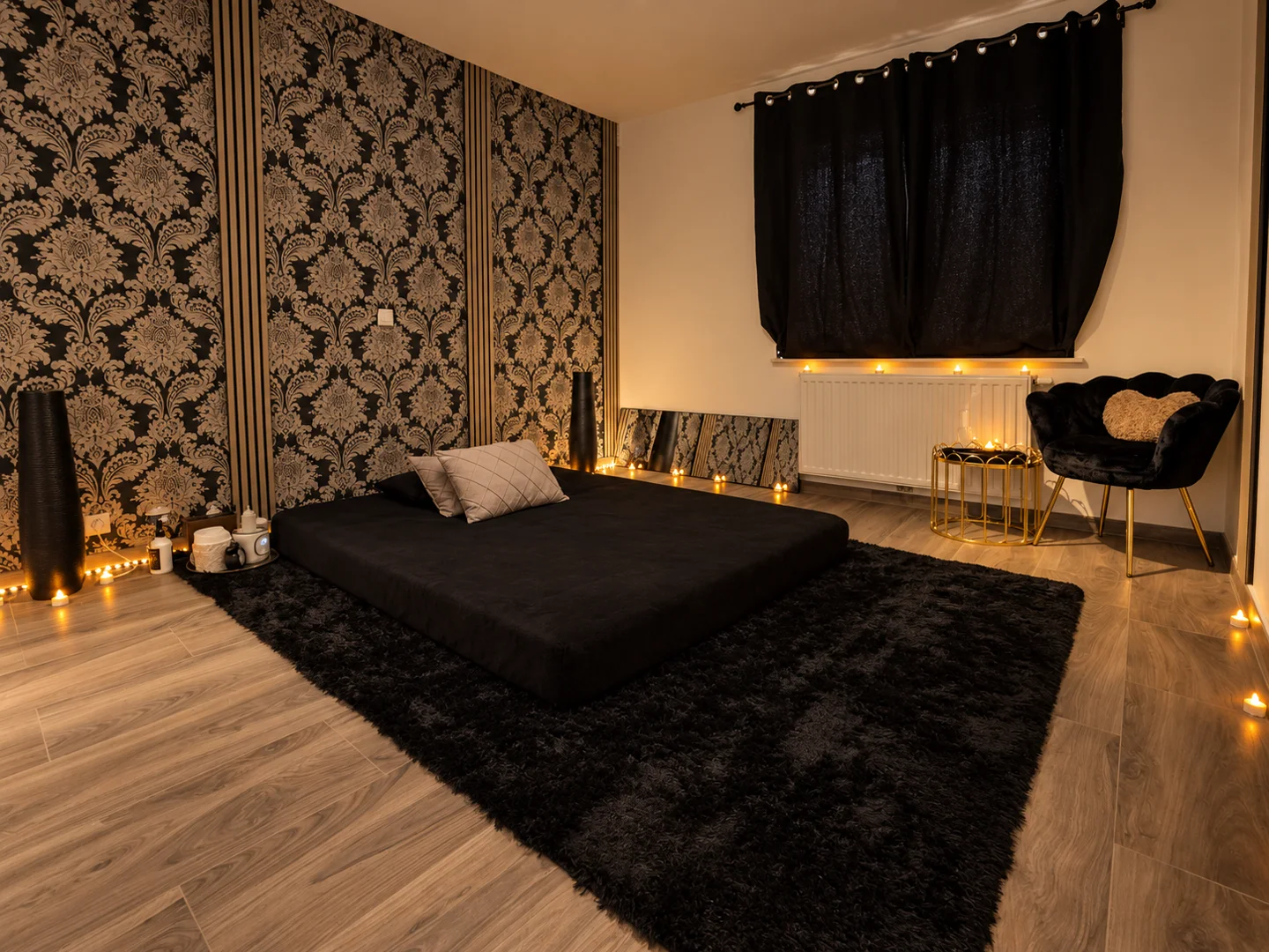 Cabine de massage élégante avec rideaux noirs et lumière chaleureuse