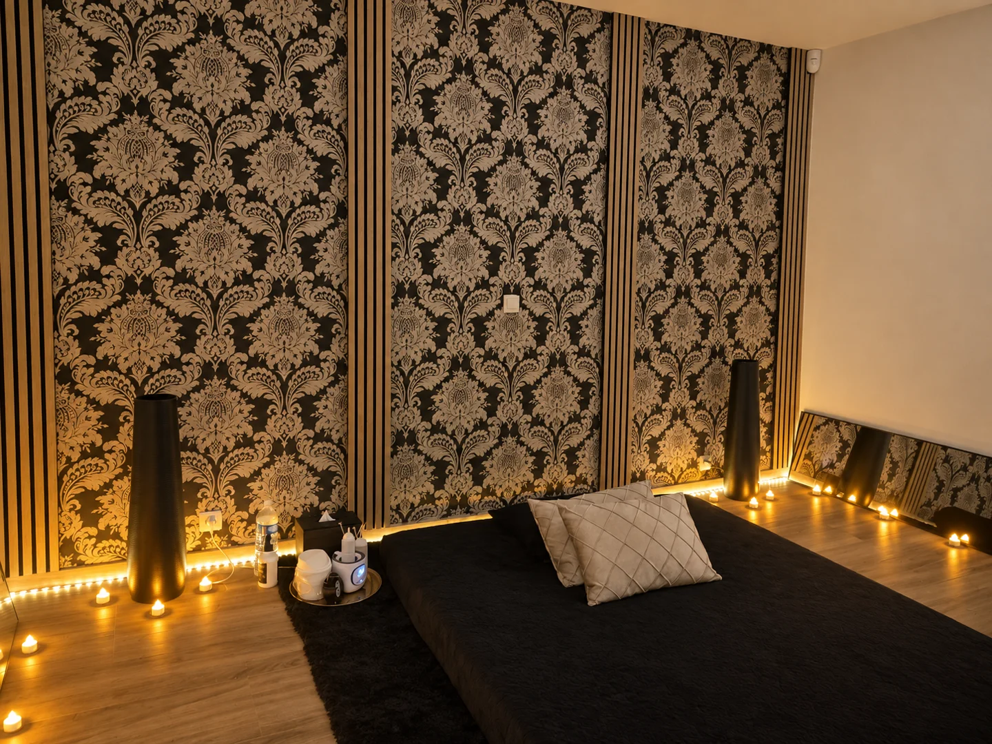 Détail de la décoration noire et dorée d'une cabine de massage