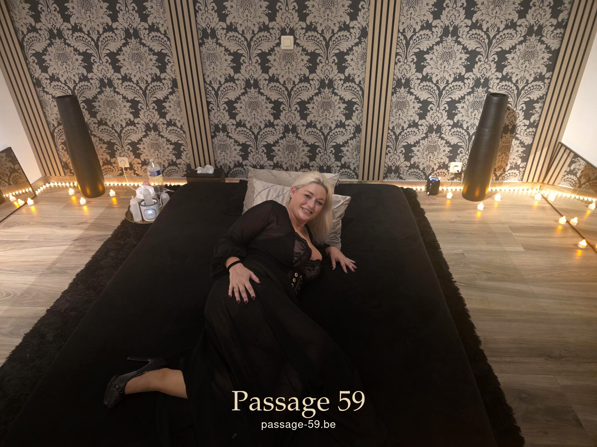 Lexie dans l'espace de Passage 59 à Mettet, vêtue de noir